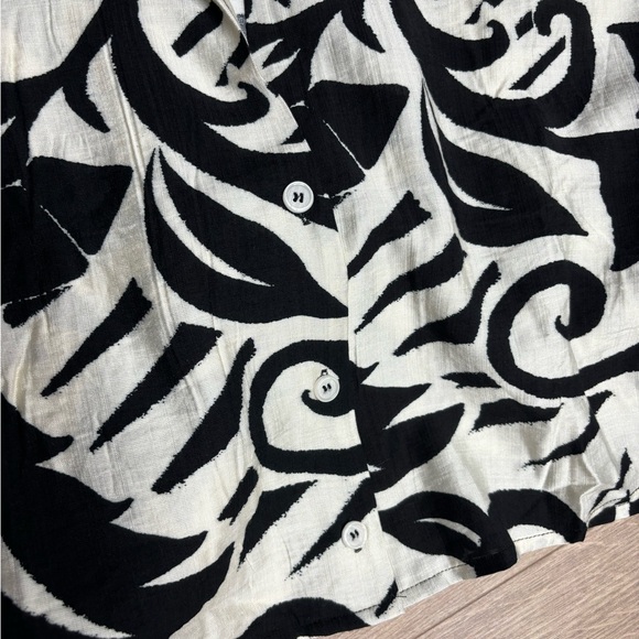 🖤 Abstract Short Sleeve Top 🖤 - Picture 2 of 3